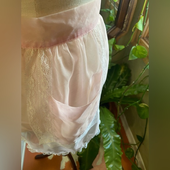 SOLD 🚫 Vintage 1950’s Baby Pink Organza Apron, White Lace Trim | Pockets XS-M - Picture 5 of 8